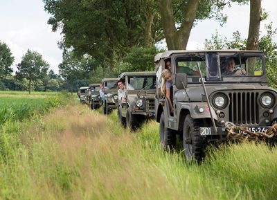 Legerjeep in de Peel-image